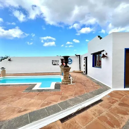 Διαμέρισμα With Breakfast Included, Wifi And Great Pool In Yaiza *