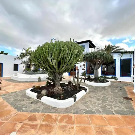 Διαμέρισμα With Breakfast Included, Wifi And Great Pool In Yaiza *