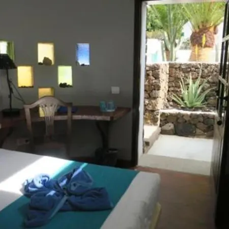 Apartment With Breakfast Included, Wifi And Great Pool In Yaiza *