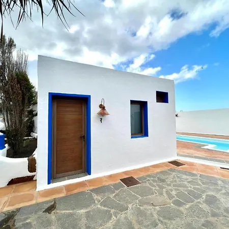 With Breakfast Included, Wifi And Great Pool In Yaiza *