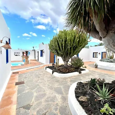 Apartment With Breakfast Included, Wifi And Great Pool In Yaiza