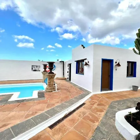 With Breakfast Included, Wifi And Great Pool In Yaiza Apartment