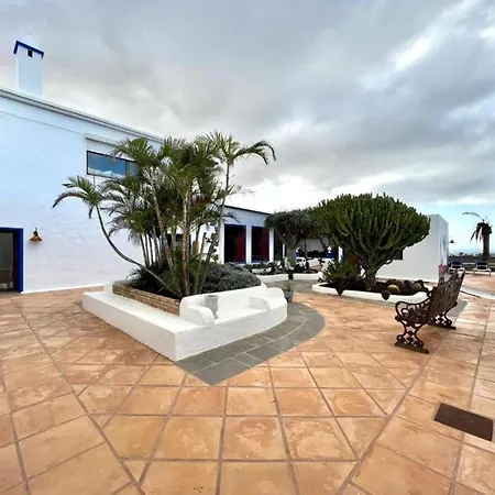 With Breakfast Included, Wifi And Great Pool In Yaiza *