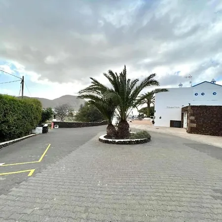 With Breakfast Included, Wifi And Great Pool In Yaiza