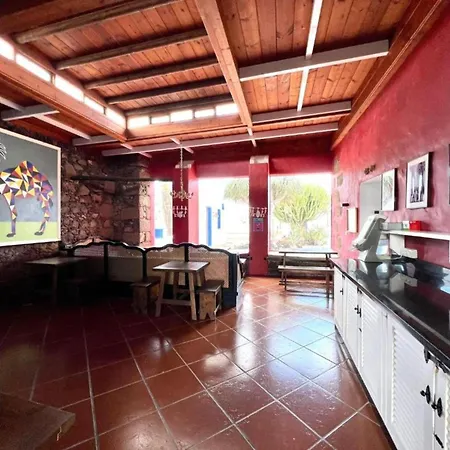 With Breakfast Included, Wifi And Great Pool In Yaiza