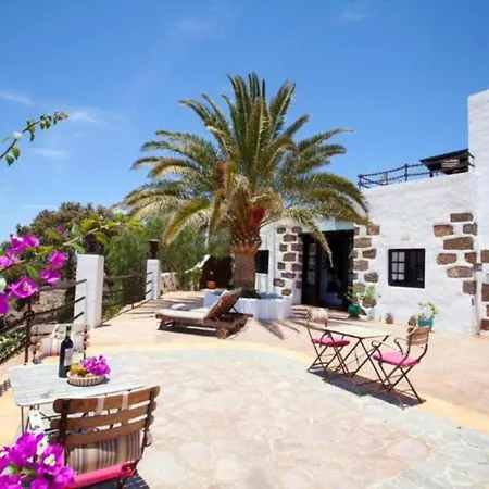 With Breakfast Included, Wifi And Great Pool In Yaiza Apartament *