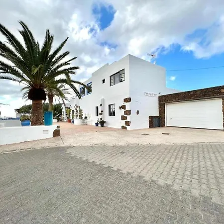 Apartament With Breakfast Included, Wifi And Great Pool In Yaiza *