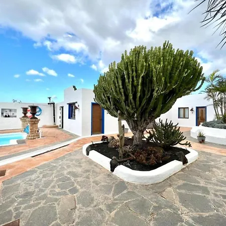 With Breakfast Included, Wifi And Great Pool In Yaiza Yaiza (Lanzarote)