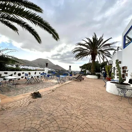 Apartament With Breakfast Included, Wifi And Great Pool In Yaiza